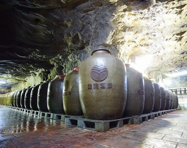 Rượu cao lương được ủ trong hầm ủ rượu tối thiểu 36 tháng