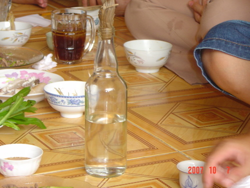 Rượu quốc lủi là nét văn hóa lâu đời trong bữa cơm người Việt